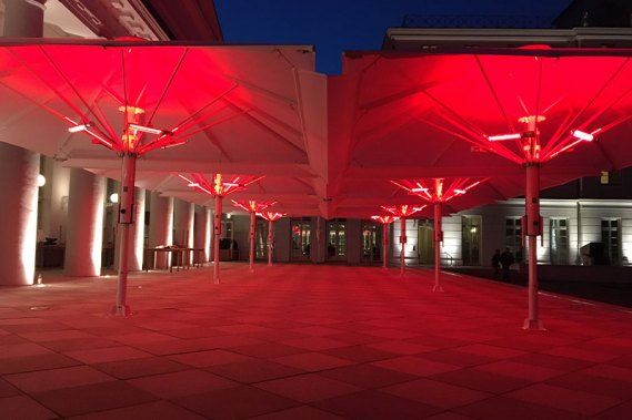 beleuchtete Sonnenschirme